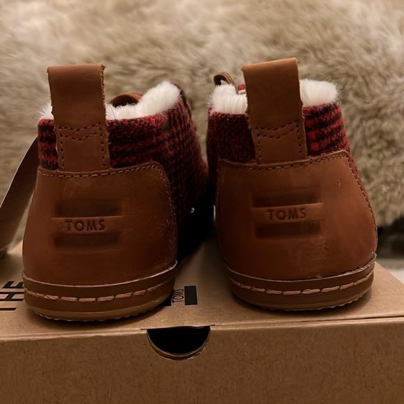 New in Box - TOMS - BOTA BOOTS - Red Plaid Felt w/ Leather Wrap, Size 8. - Picture 2 of 5